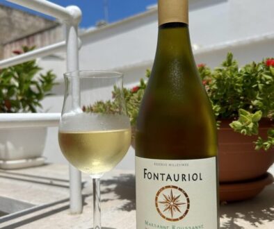 Mittwochswein Fontauriol mit Wein im Glas