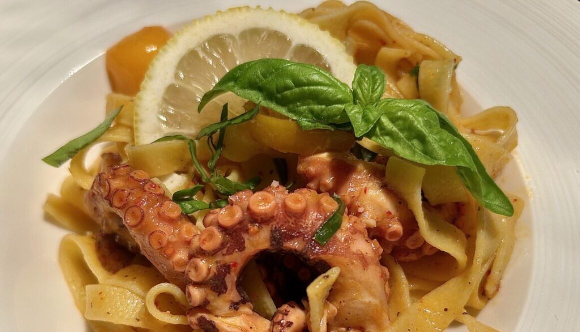 Pasta pulpo gelbe Tomaten schmal